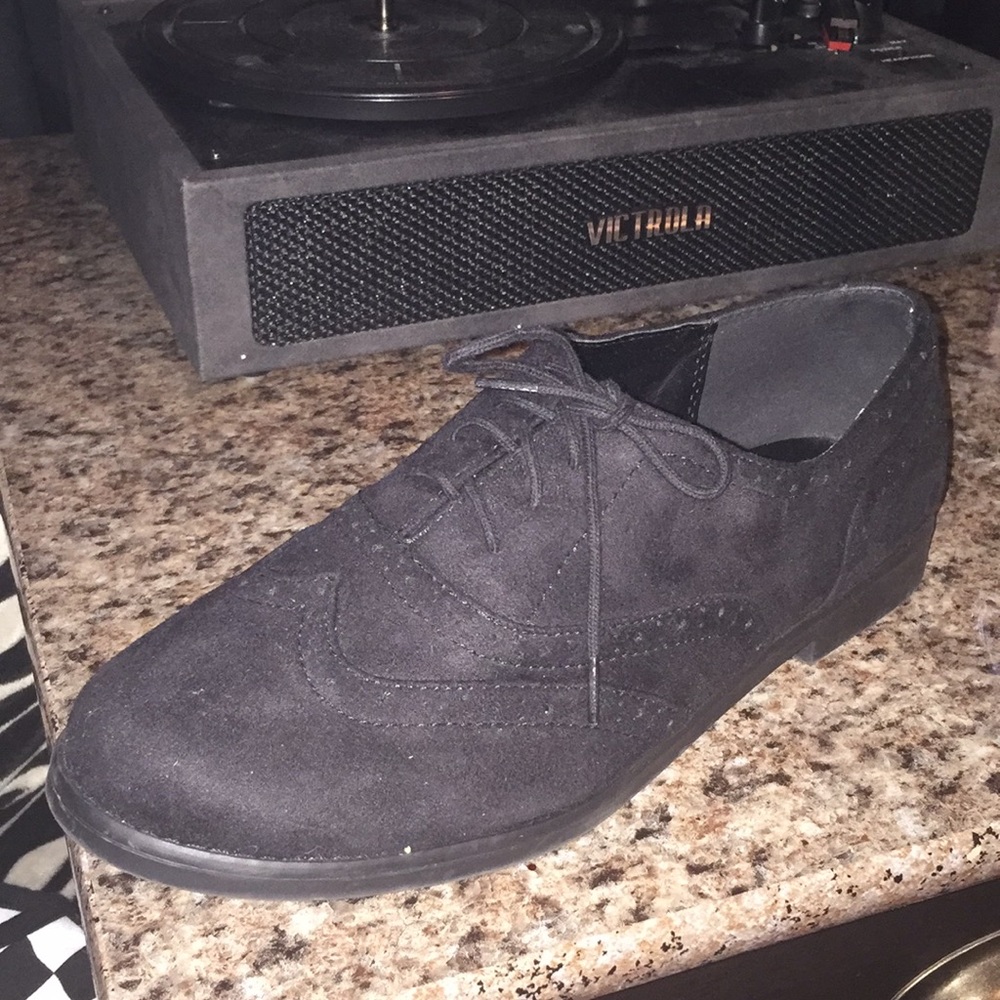 Black dress shoes
